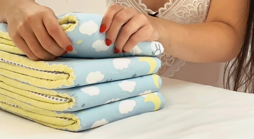 imagen de las manos de una mujer organizando una pila de pañales para una sesión de diaper lover