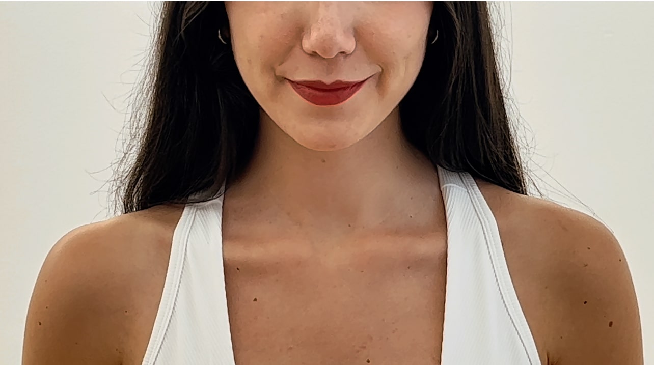 imagen de los labios de Caroline F. Caos vestida de blanco en mitad de una sesión de JOI