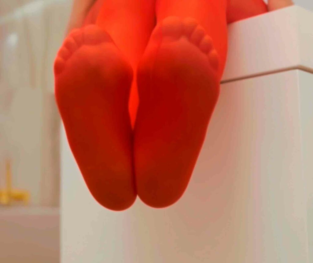 imagen de la planta de los pies de una mujer estirados con unas medias de nylon