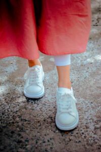 imagen de unos pies con zapatillas blancas para representar el senaker fetish