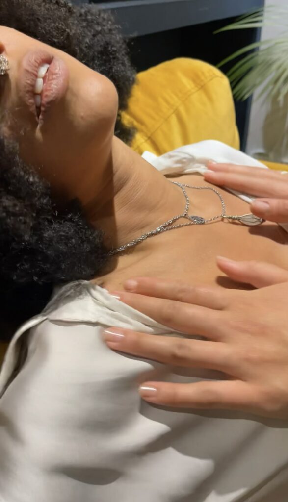 imagen de una mujer tumbada con unas manos en su pecho en una sesión de fantasías para mujeres