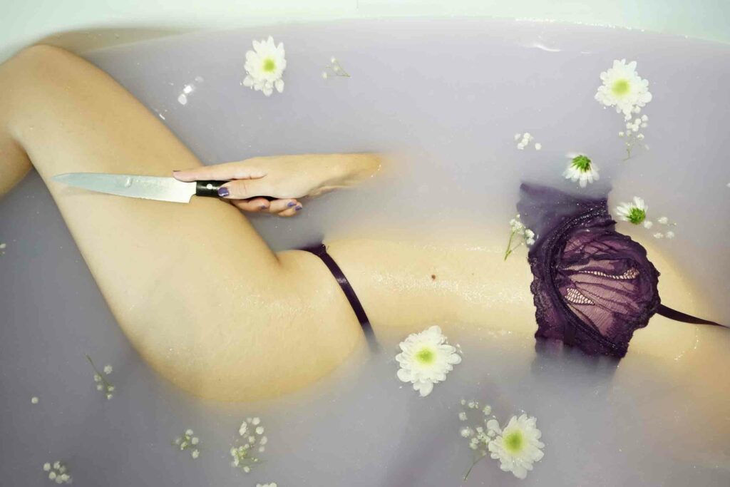 imagen de Caroline Caos F. en una bañera en ropa interior para representar el fetichismo por la ropa interior femenina