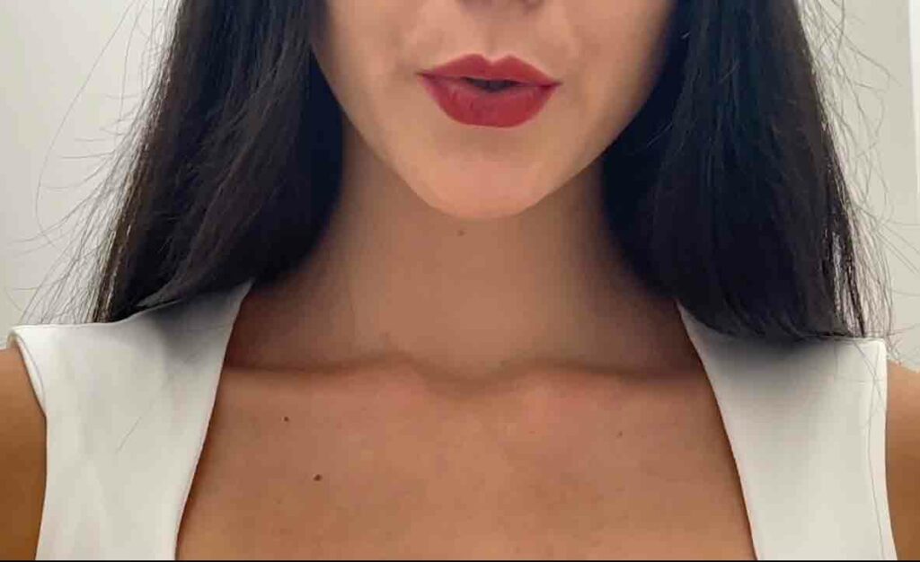 imagen de los labios rojos de una mujer expulsando saliva