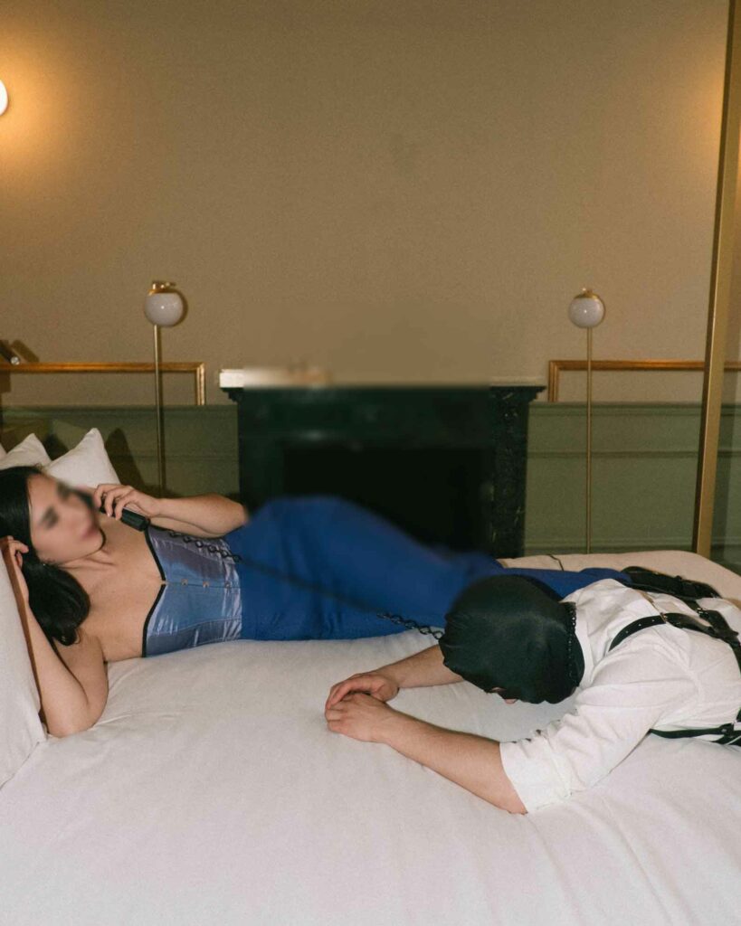 imagen de Caroline F.Caos tumbada en la cama de un hotel realizando una sesión de viajes
